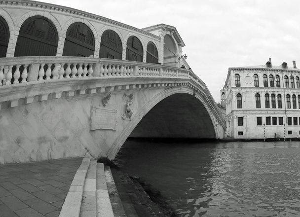 мост на острове Венеция называется мост Риальто в черном и Wh
 - Фото, изображение