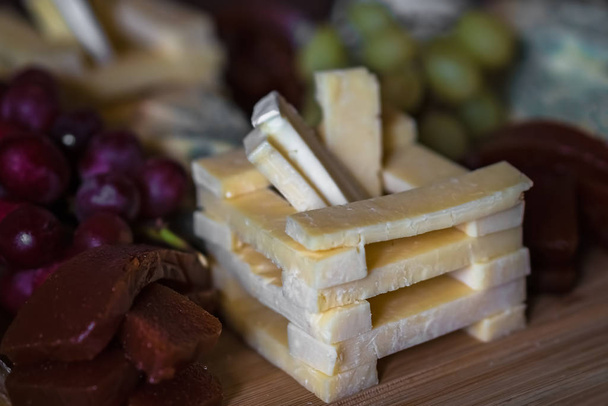 Сырные тарелки на деревянном столе
 - Фото, изображение