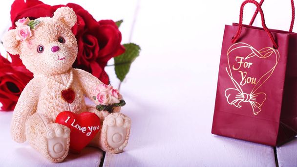 День Святого Валентина з солодким ведмідь, подарунок, білий фон і серця - Фото, зображення