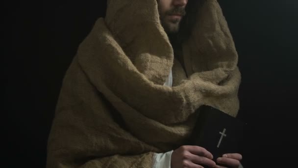 Jézus Krisztus mutatja Szent Biblia a kamera, Isten Kánon, a vallási élet szimbóluma - Felvétel, videó