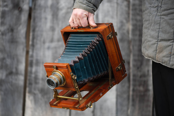 Fotógrafo sostiene vieja cámara de estudio de gran formato, 5x7 pulgadas. Concepto - fotografía de la década de 1930-1950
 - Foto, imagen