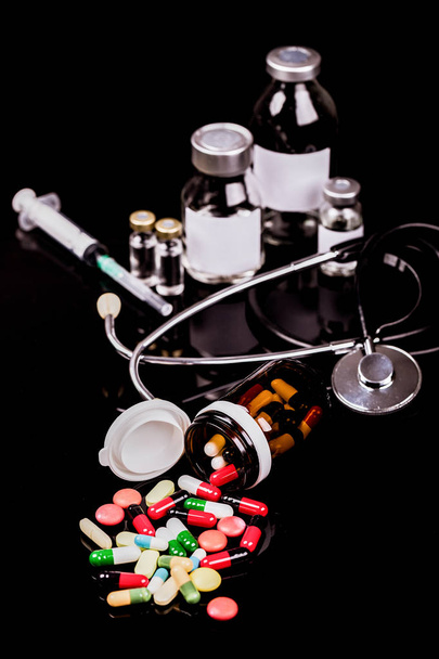 Lääkinnälliset kapselit, injektiopullot ruiskulla ja ampullit
  - Valokuva, kuva