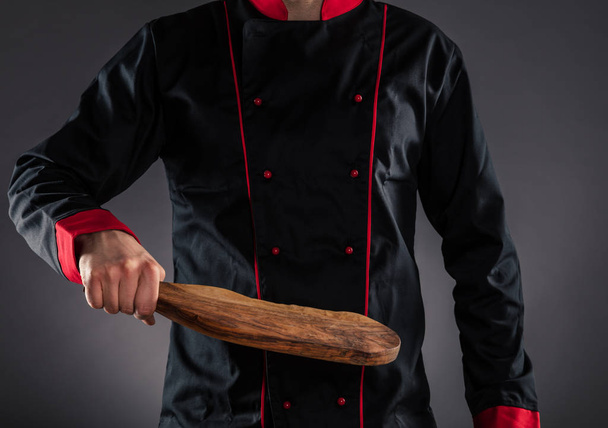 Closeup of master chef with wooden cutting board - Foto, Imagem