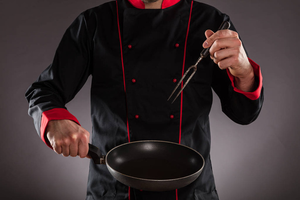 Primer plano del chef principal sosteniendo la sartén vacía
 - Foto, imagen