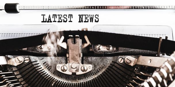 λέξεις ειδήσεις γραμμένο σε παλιά χειροκίνητη γραφομηχανή - Φωτογραφία, εικόνα