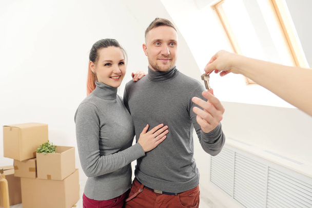The seller gives customers the keys to the new apartment. - Foto, Bild