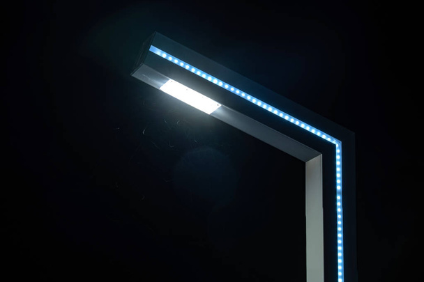 Laternenmast aus quadratischem Aluminium mit LED-Lichtquelle - Foto, Bild