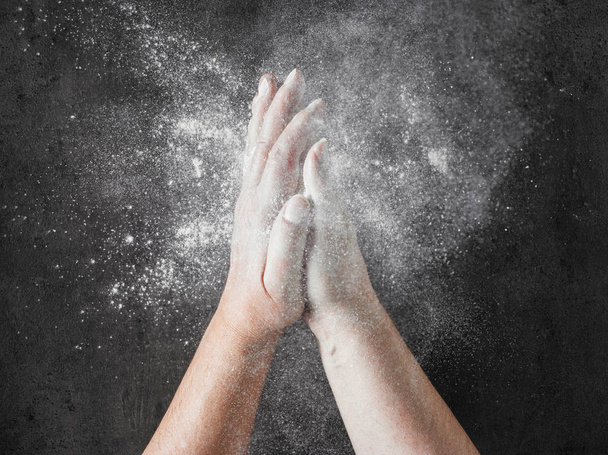 пекарь руки с мукой в движении
 - Фото, изображение