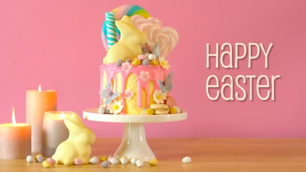 Πρωτότυπο και ιδιαίτερο Πάσχα στάγδην κέικ με σοκολατένιο λαγουδάκι και κινούμενο κείμενο χαιρετισμού. - Πλάνα, βίντεο