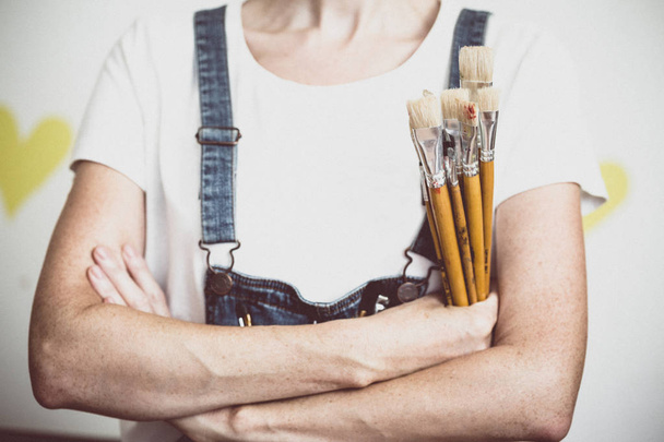 girl painter holds a brush  - Foto, imagen
