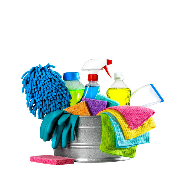 Cubo de suministros de limpieza sobre fondo blanco aislado - Concepto de servicios de limpieza
 - Foto, Imagen
