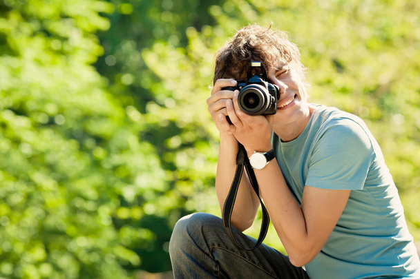 man with a camera in park - Foto, Imagen