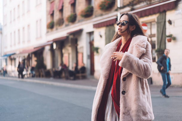 молода красива стильна жінка, що йде в рожевому пальто
 - Фото, зображення