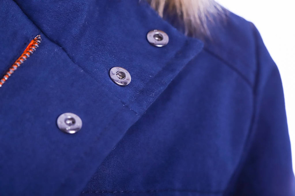 Cierre de cremallera en chaqueta azul con piel, atuendo de moda de invierno. Chaqueta aislada sobre fondo blanco
. - Foto, Imagen