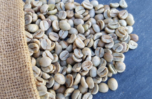 Sacola de grãos de café verde
  - Foto, Imagem