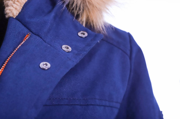 Zár-megjelöl-ból szőr, téli divat ruhát kék kabát cipzárral. Kabát elszigetelt fehér background. - Fotó, kép