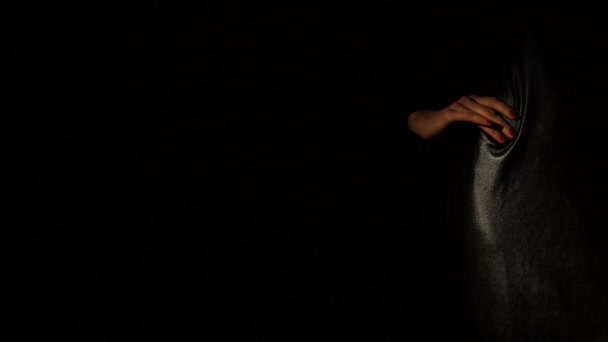 Siyah arka plana karşı iyi şekilli kadının silueti, ışıklar aydınlatma - Video, Çekim