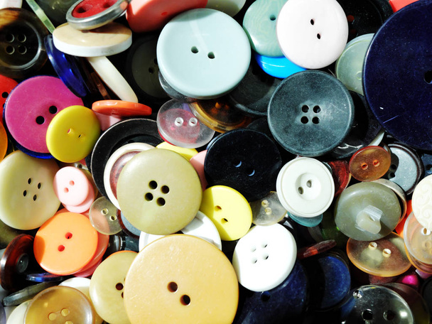 Muitos botões coloridos diferentes em uma grande mistura
. - Foto, Imagem