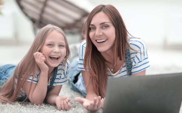 smiling mother and daughter spend their free time together - Foto, immagini