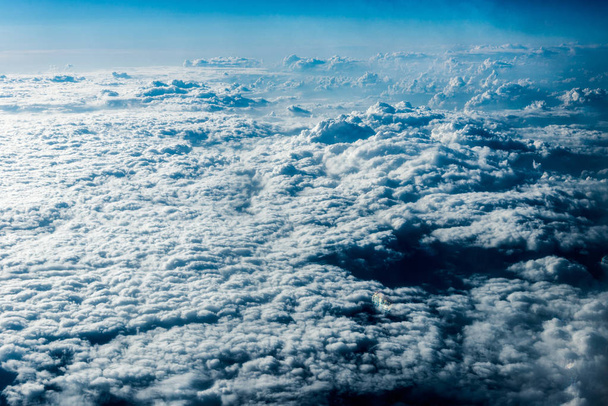 Felülnézete a föld vagy a víz felett fehér felhők - Fotó, kép