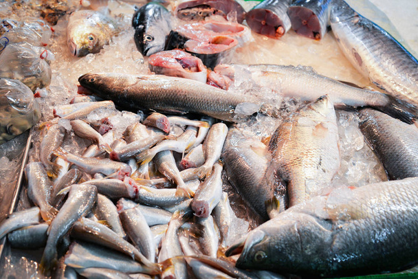 frischer Fisch im Eimer zum Verkauf auf dem Fischmarkt  - Foto, Bild