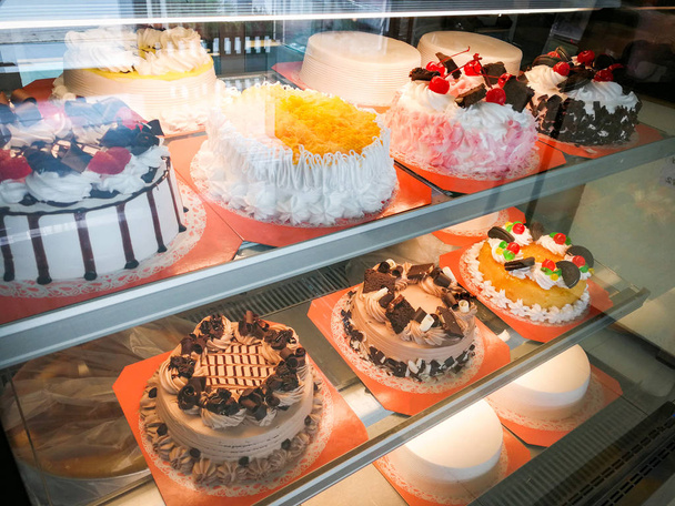 Bandeja de bolo em vitrine de vidro na loja padaria pastelaria
  - Foto, Imagem