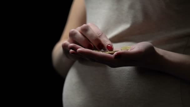 Беременная девочка считает монеты, бедная социальная помощь, дорогую дорогую предродовую помощь, крупный план
 - Кадры, видео