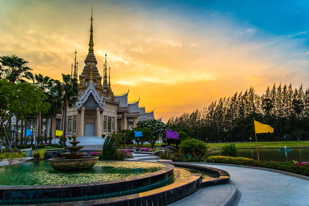 Belle thailand temple spectaculaire ciel coloré crépuscule coucher de soleil
 - Photo, image