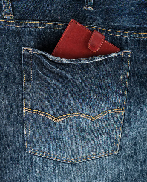 Carteira de couro marrom no bolso traseiro de jeans azul
 - Foto, Imagem