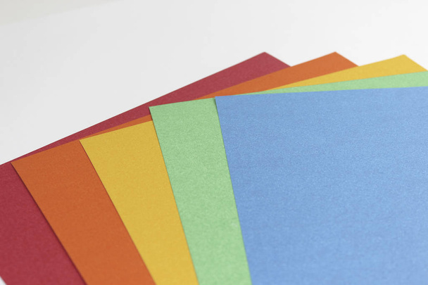 Χρωματιστά χαρτιά, κόκκινο, πορτοκαλί, κίτρινο, πράσινο, μπλε - Φωτογραφία, εικόνα
