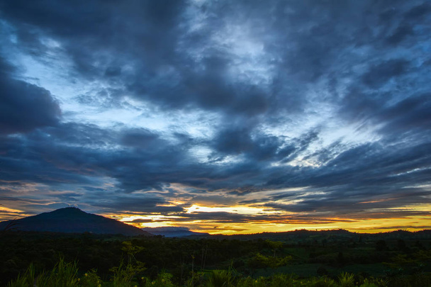 N sarı ve mavi karanlık gökyüzü manzara dramatik bulut günbatımı - Fotoğraf, Görsel