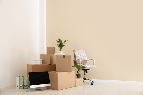 Boîtes de déménagement et mobilier dans un nouveau bureau. Espace pour le texte
 - Photo, image