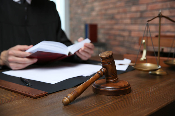 Giudice che lavora al tavolo in carica, si concentri su Gavel. Diritto e giustizia concetto
 - Foto, immagini