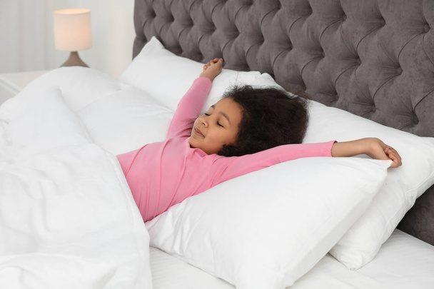 Cute little African-American girl sleeping in bed - Foto, Imagem