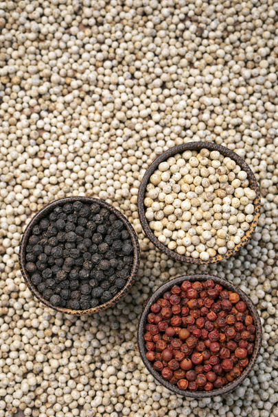 Bio bílá červené a černé pepřová zrna v dřevěné displej - Fotografie, Obrázek