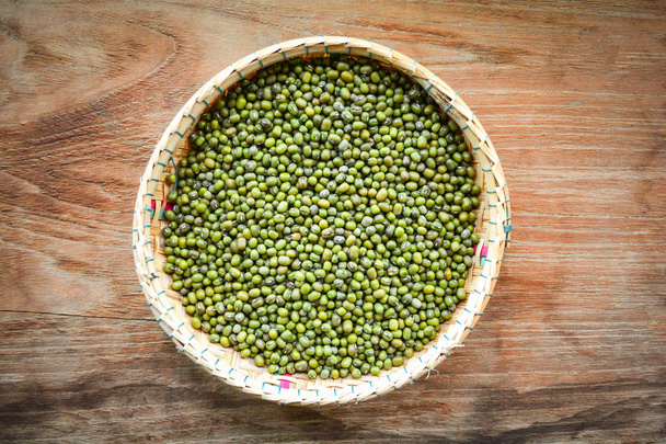Feijão ou feijão verde sementes de cereais grãos integrais em bambu thr
 - Foto, Imagem