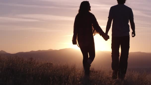 Jeune couple amoureux se repose dans les montagnes au beau coucher du soleil
 - Séquence, vidéo