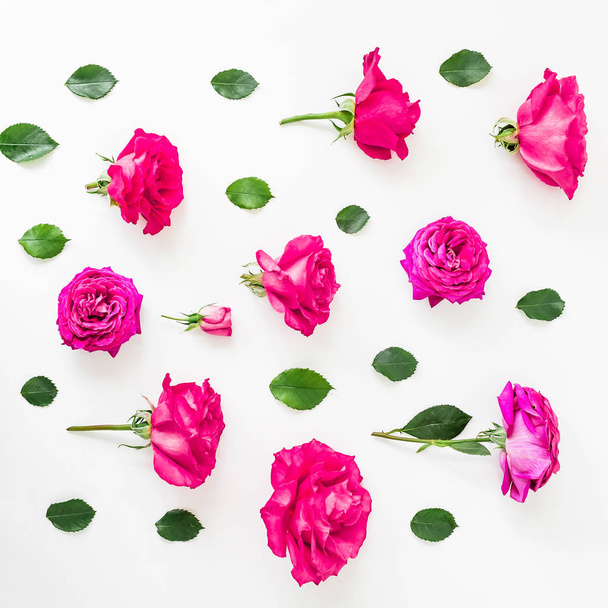 Blütenkomposition aus rosa Rosen, Blütenblättern und Pfingstrosen auf weißem Hintergrund. flache Lage, Draufsicht - Foto, Bild