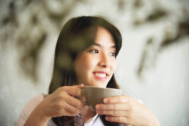 Любимое портье азиатской барышни - концепция образа жизни счастливой женщины
  - Фото, изображение