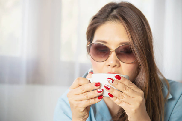 Portrait happy young Asian lady in coffee shop - woman in relax time concept - Foto, Imagem