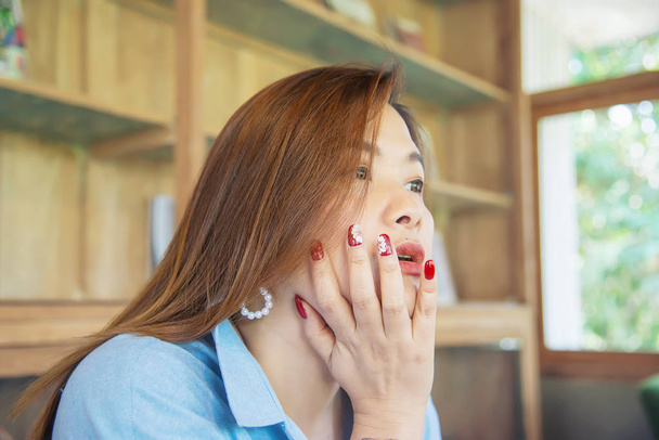 Portret gelukkig jong aziatisch dame in coffeeshop - vrouw in ontspannen tijd concept - Foto, afbeelding