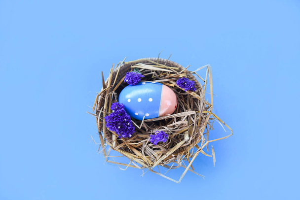 Húsvéti tojást a kosárba fészek lila lelleg virág dekoráció - Fotó, kép