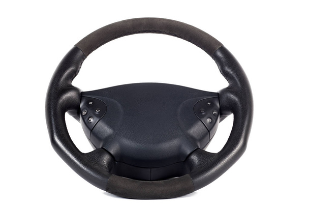 Close-up preto artesanal roda multifuncional feita de couro genuíno com botões de controle de telefone e outras configurações em um fundo isolado branco, vista frontal
. - Foto, Imagem