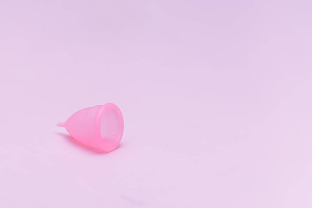 różowy menstruacyjny kubek na różowym tle. Alternatywny produkt higieniczny kobiecy w okresie. Koncepcja zdrowia kobiet - Zdjęcie, obraz