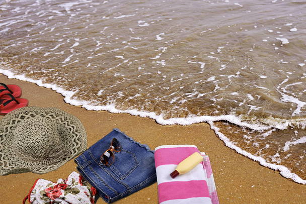 Zomer strand accessoires opleggen van zand in zee strand - Foto, afbeelding