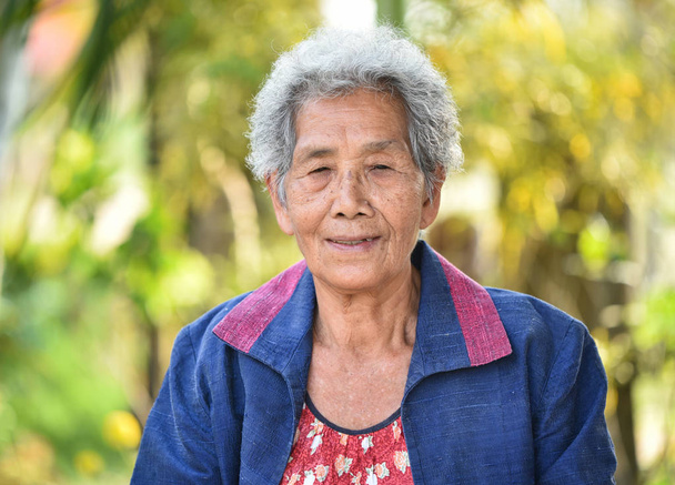 anciana asiática ciudadano abuela ancianos grave vivir en la
 - Foto, imagen
