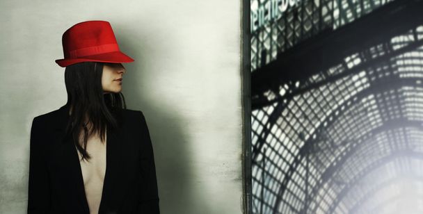 Model with red hat - Фото, изображение