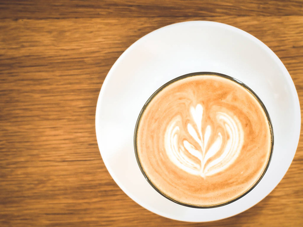 forró tej kávé a fehér üveg lemez fából készült asztal háttér barna hang életmód fogalma ötlet - Fotó, kép