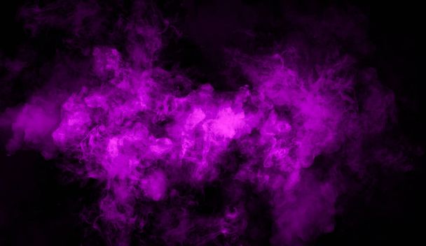 Niebla de humo púrpura abstracta sobre fondo negro. Elemento de diseño
. - Foto, imagen