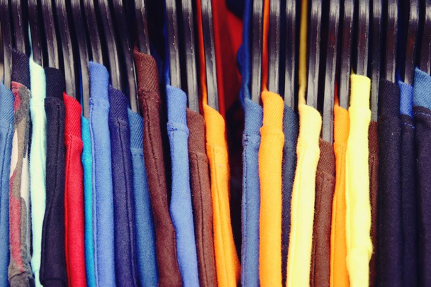 εσωτερικη πολύχρωμα πουκάμισα T κρέμεται στο ράφι - Φωτογραφία, εικόνα